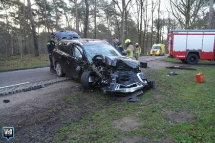 Bestuurder gewond na botsing tegen boom in Altweerterheide