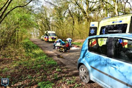 Wielrenner zwaargewond na botsing met auto in Leveroy