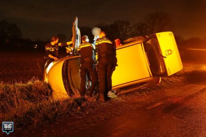 Auto belandt in sloot naast Mastenbroekweg