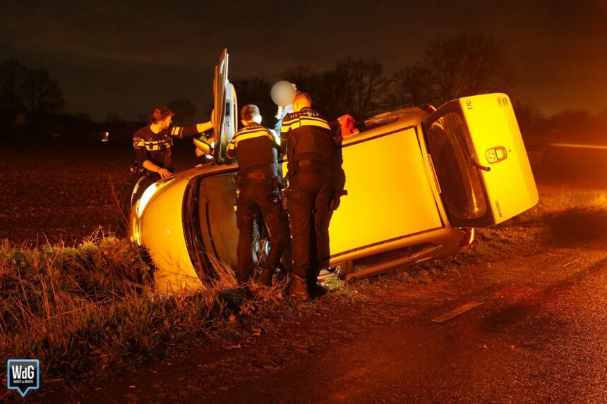 Auto belandt in sloot naast Mastenbroekweg