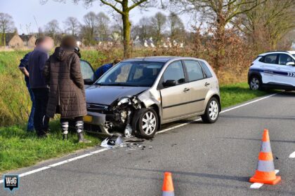 Botsing tussen twee auto’s op Randweg West in Nederweert