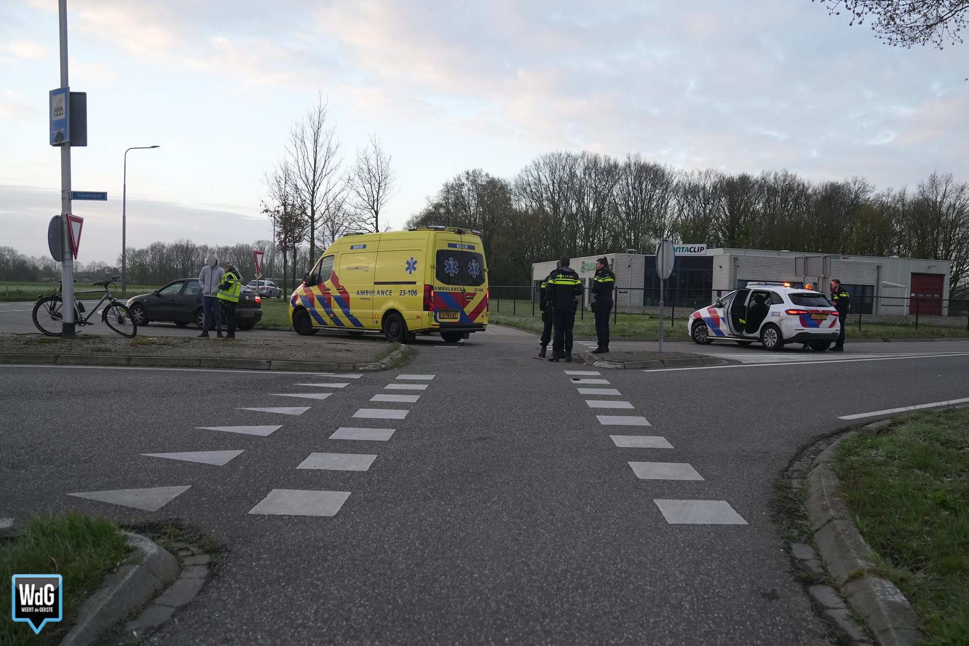Auto en fietser botsen bij oversteek Savelveld in Stramproy