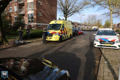 Auto en fietser botsen op de Schuttebeemd