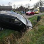 Auto in sloot na botsing op Tobbersdijk