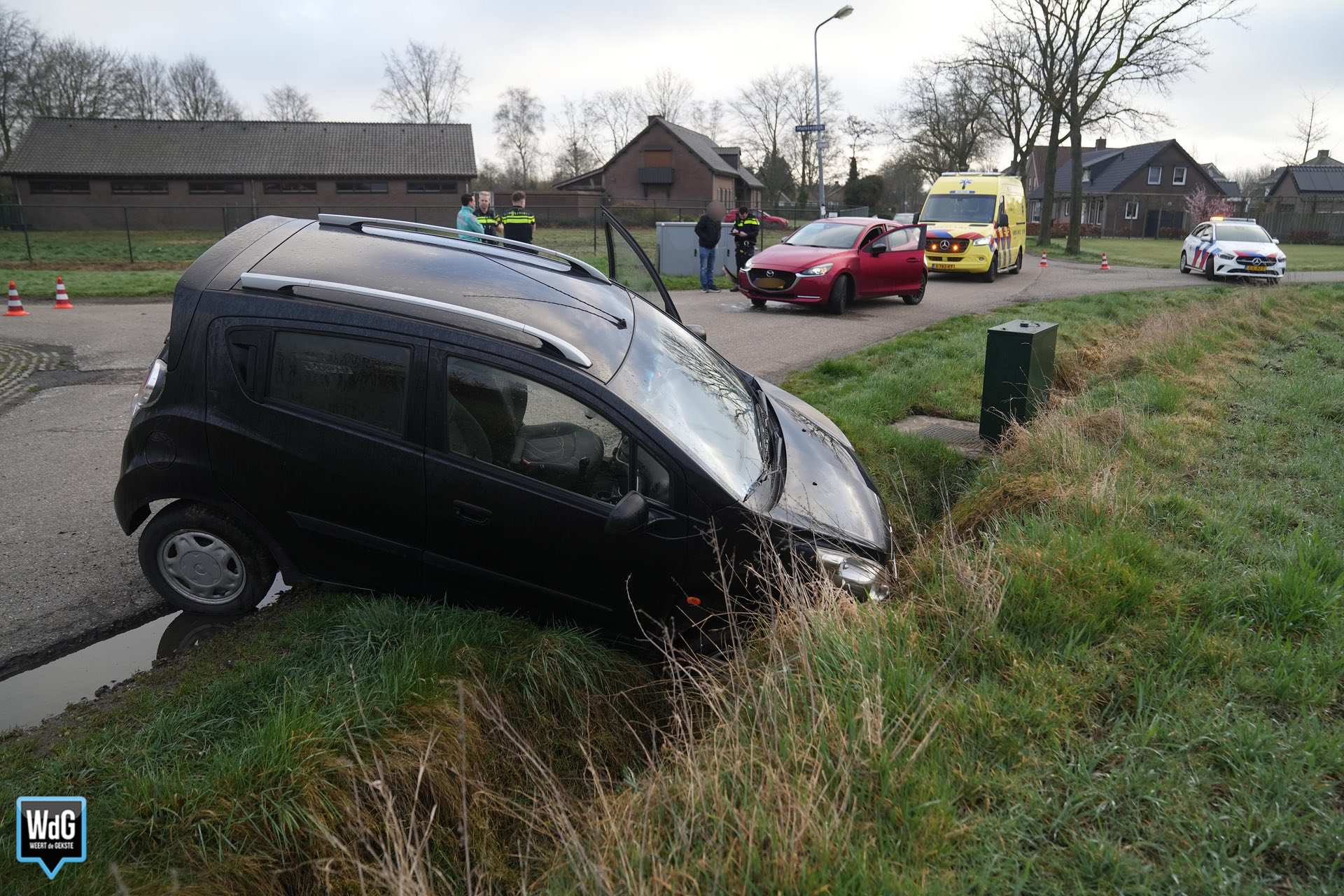 Auto in sloot na botsing op Tobbersdijk