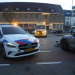 Auto botst met fietser op Wilhelminasingel