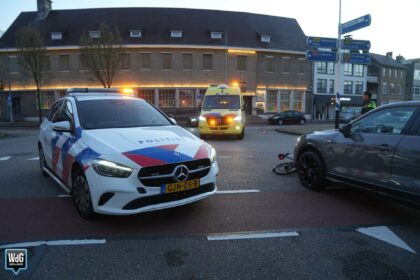 Auto botst met fietser op Wilhelminasingel