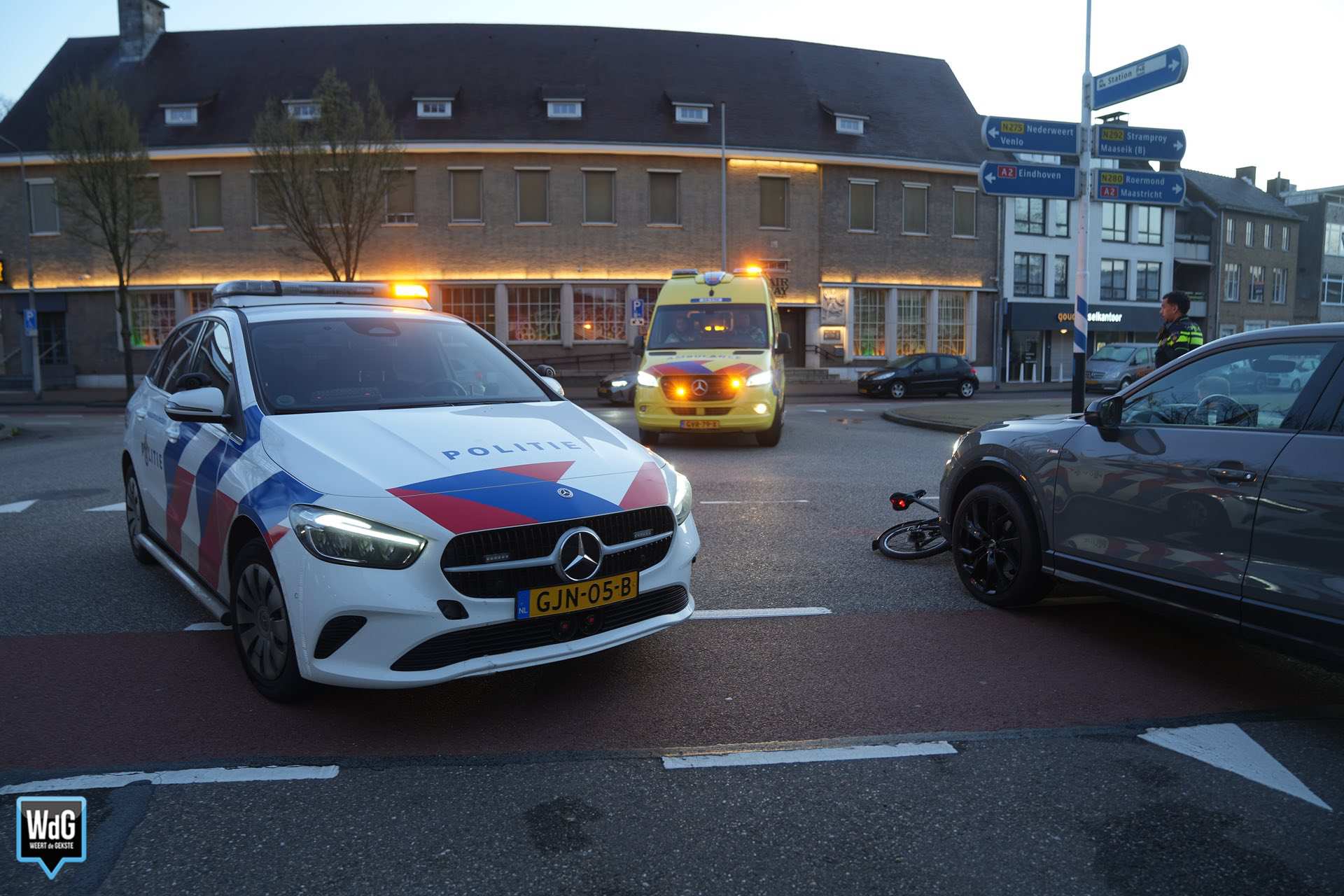 Auto botst met fietser op Wilhelminasingel