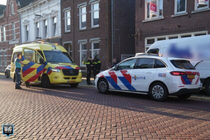 Fietsster botst tegen openslaande deur bestelbus op Maaspoort