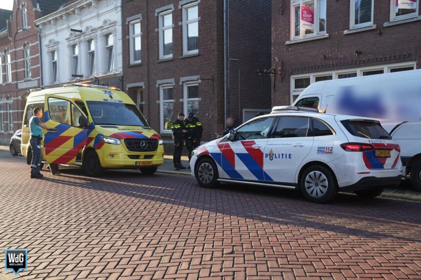Fietsster botst tegen openslaande deur bestelbus op Maaspoort