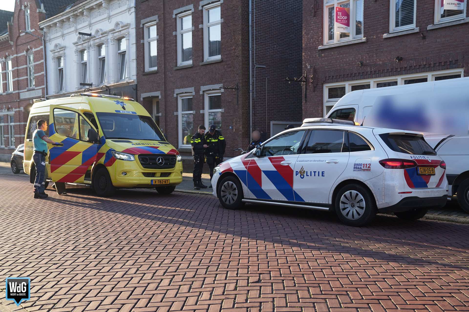Fietsster botst tegen openslaande deur bestelbus op Maaspoort