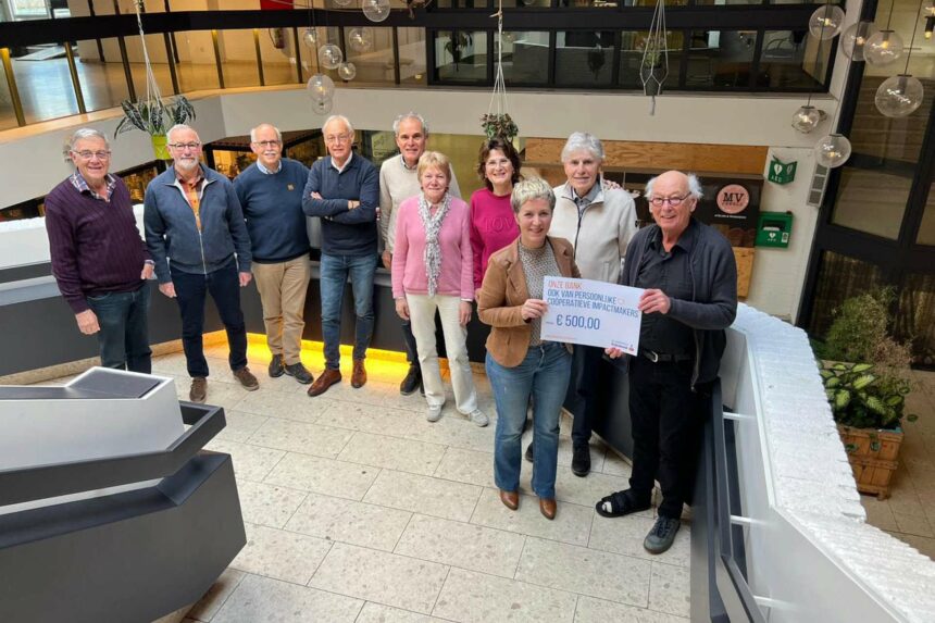 Stadsgidsen Weert ontvangen impactcheque van Rabobank