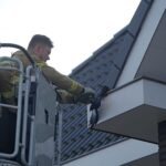 Brandweer bevrijdt verstrikte kauw in Ell
