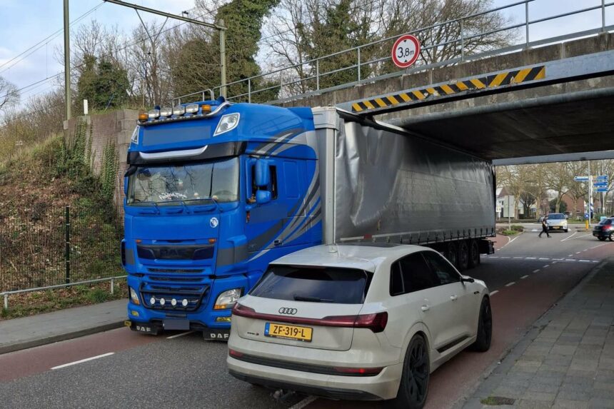 Opnieuw vrachtwagen klem bij viaduct Maaseikerweg
