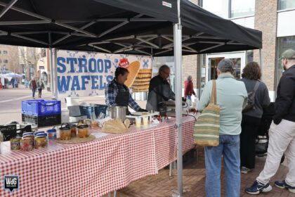 Gezellig drukke weekmarkt in beeld