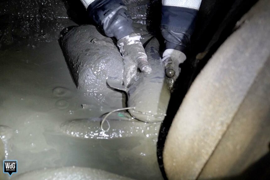 Auto uit Noordervijver gehaald mét glibberige passagiers