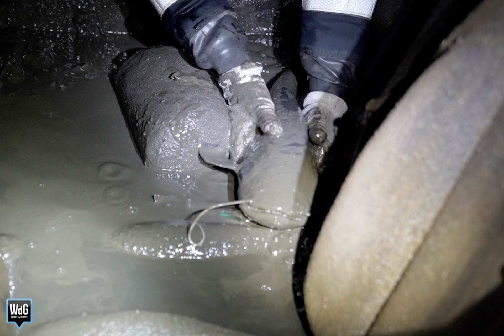 Auto uit Noordervijver gehaald mét glibberige passagiers