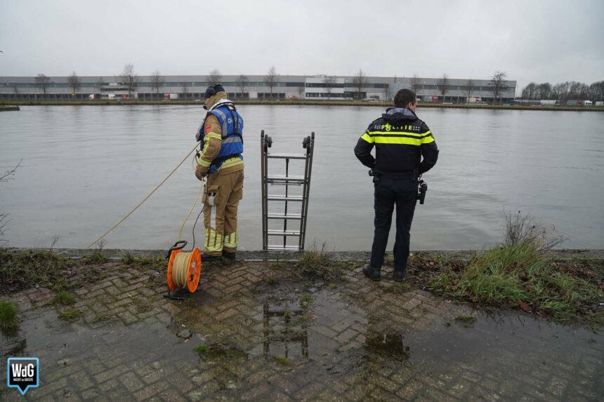 Brandweer en politie zoeken naar voorwerp in haven Industriekade