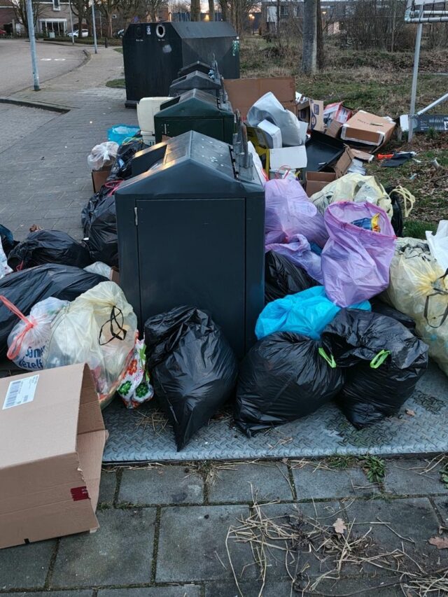 Bende bij containerpark Leuken
