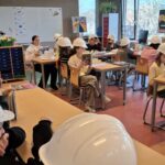 Helm op in de klas: geslaagde aprilgrap bij Aan de Bron