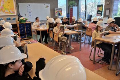 Helm op in de klas: geslaagde aprilgrap bij Aan de Bron