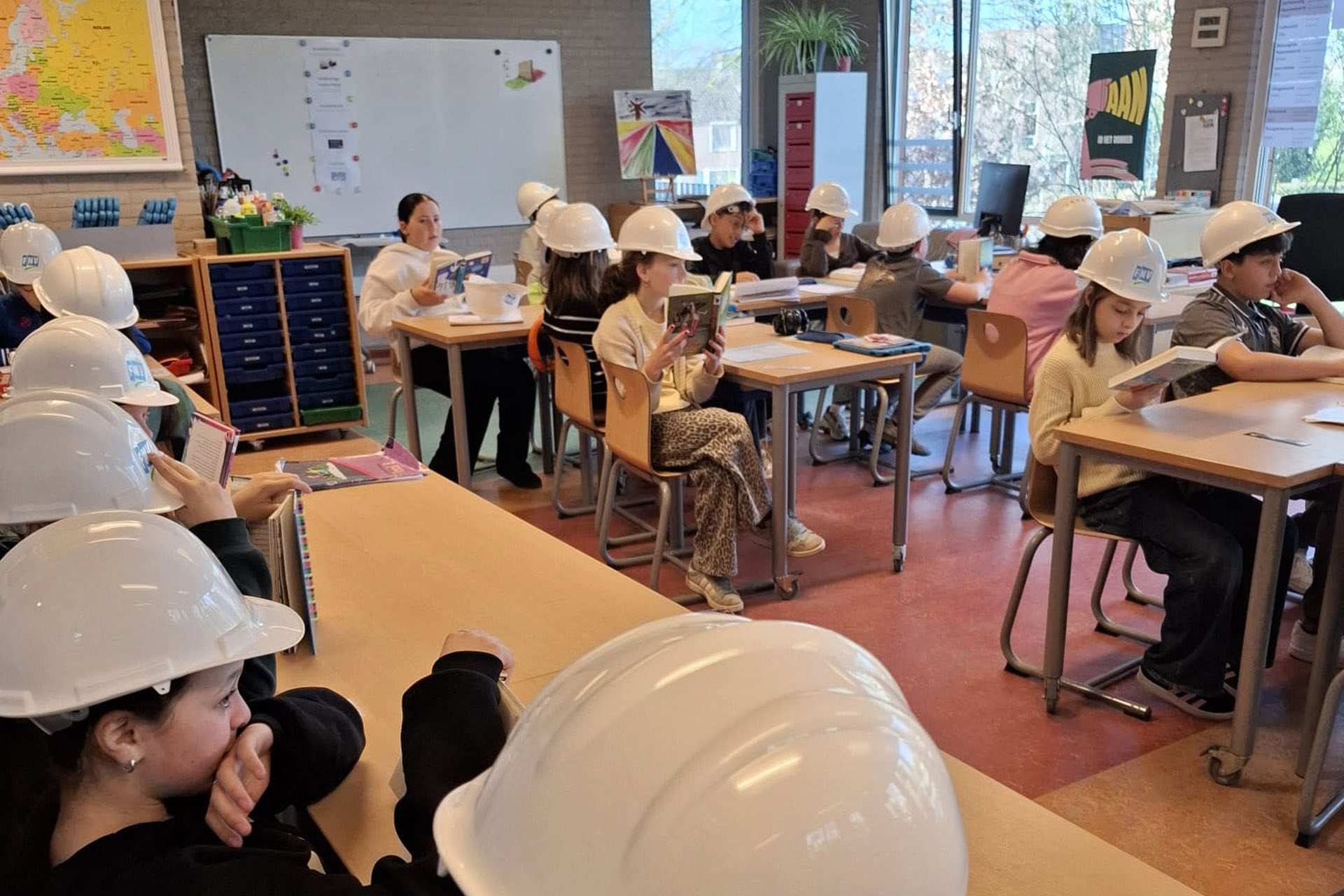 Helm op in de klas: geslaagde aprilgrap bij Aan de Bron
