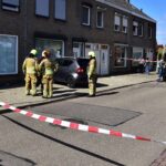 Auto belandt tegen gevel van woning in Ospel