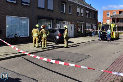 Auto belandt tegen gevel van woning in Ospel