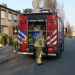 Afvalcontainer in achtertuin vat vlam