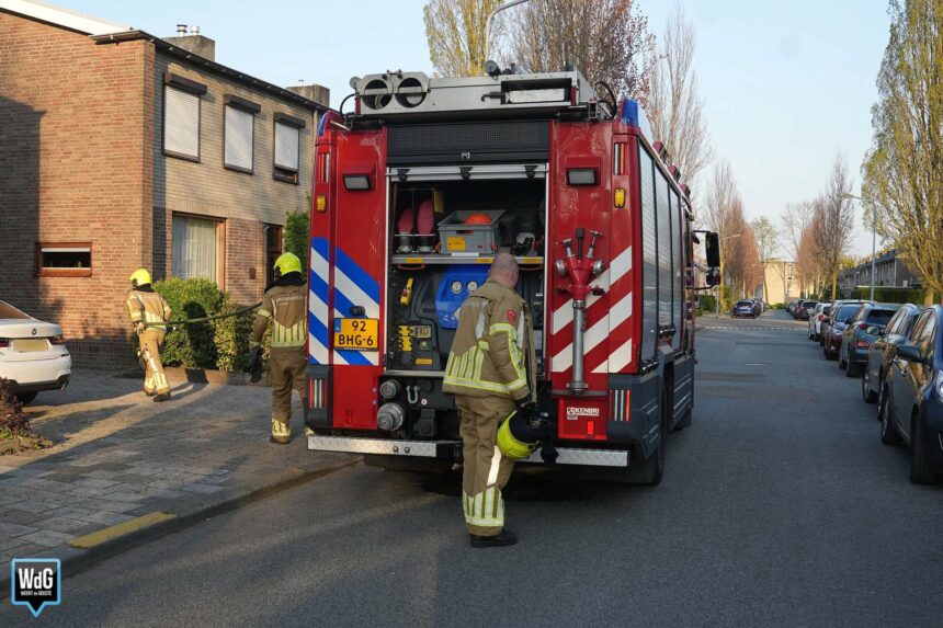 Afvalcontainer in achtertuin vat vlam