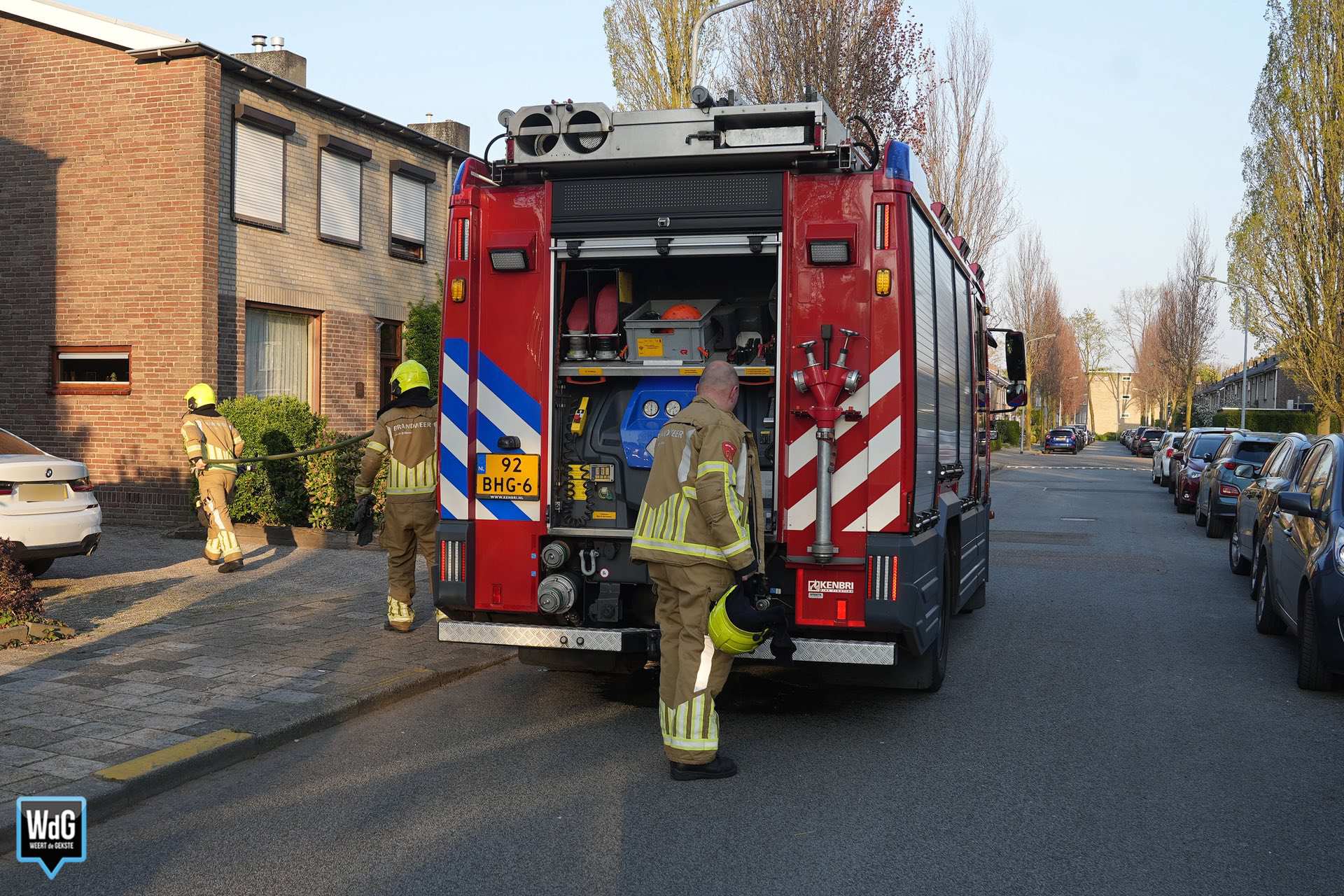 Afvalcontainer in achtertuin vat vlam