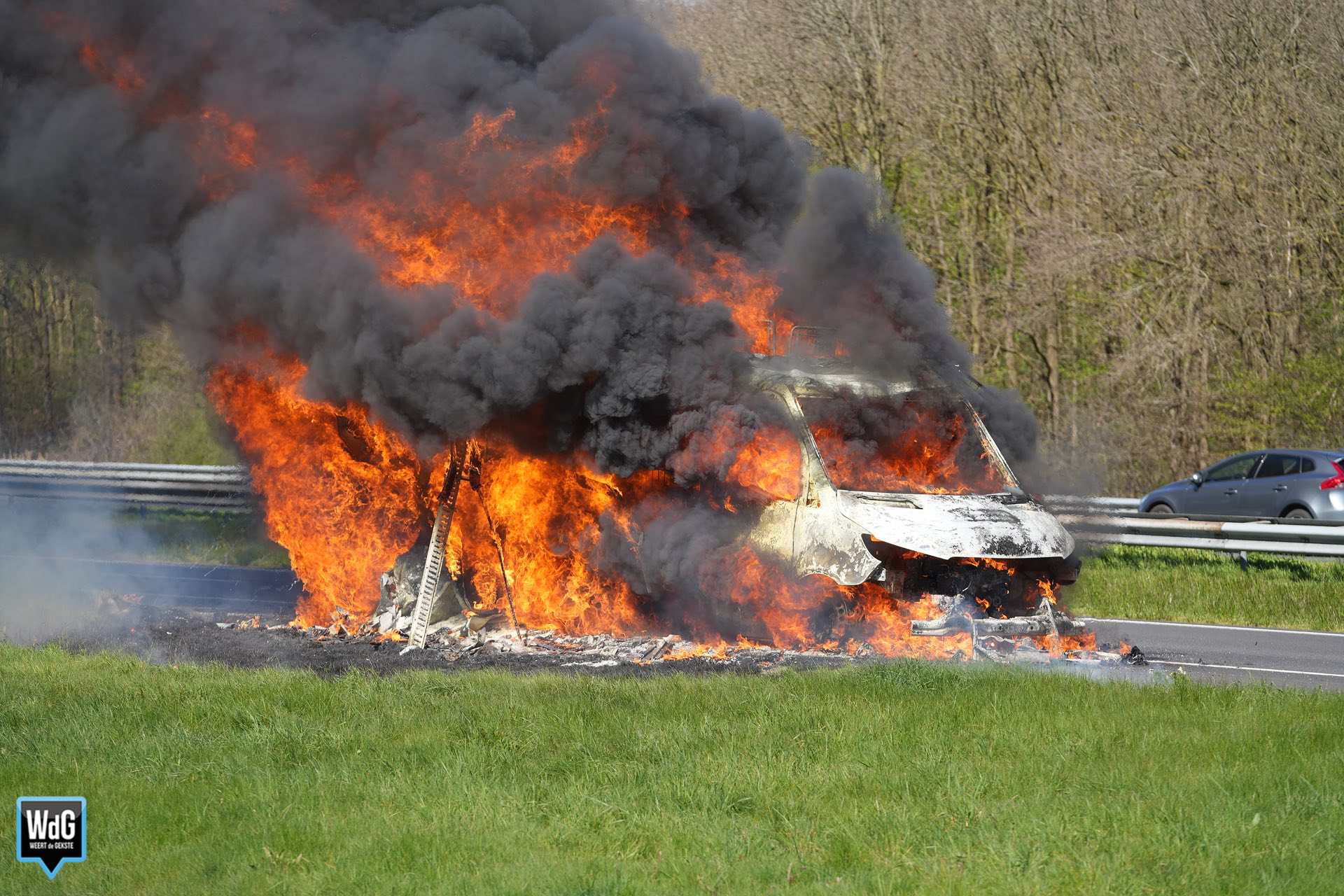 Bakwagen met textiel vat vlam op snelweg A2 bij Weert