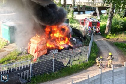 Vrachtwagenbrand op voormalige scheepswerf in Weert