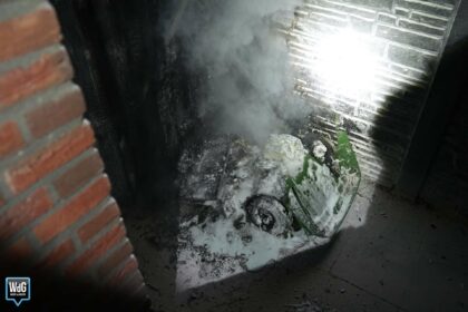 Poort en regenpijp beschadigd na brand afvalcontainer