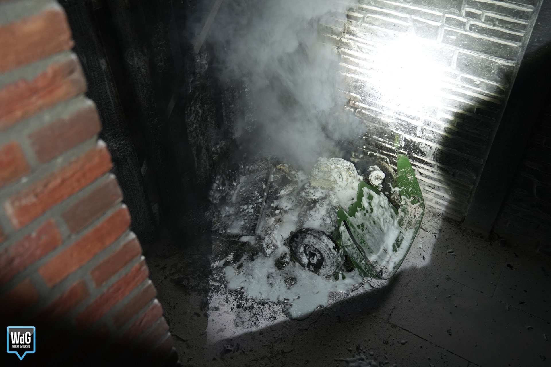 Poort en regenpijp beschadigd na brand afvalcontainer