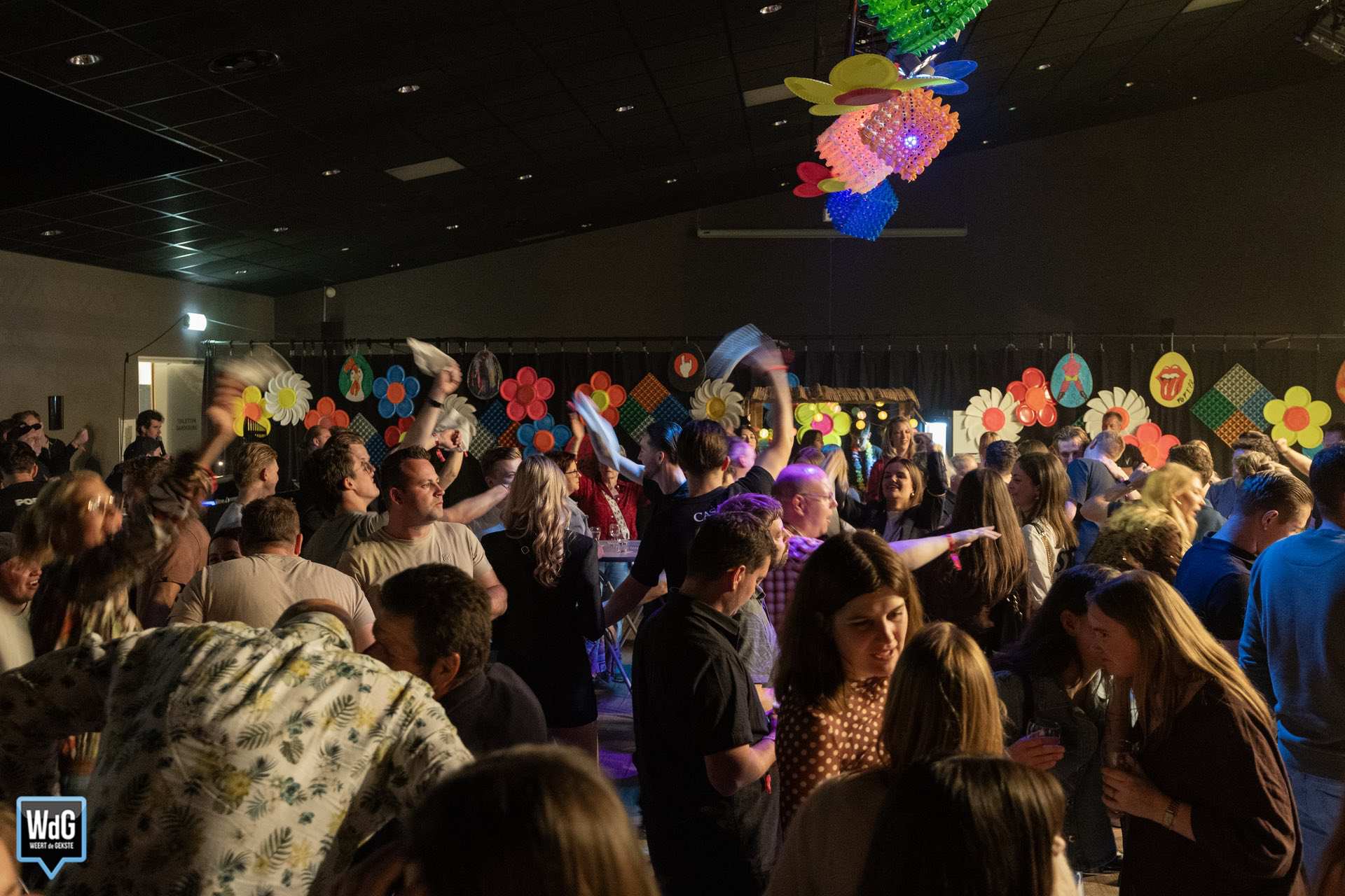 Gezellige drukte tijdens Hollandse avond van Ell Paaso in Ell
