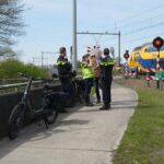 Fietsster ten val nabij spoorwegovergang Roermondseweg