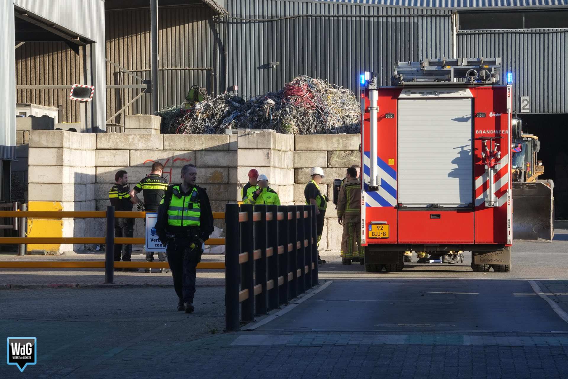 Brandweer doet onderzoek naar gaslucht bij overslagstation
