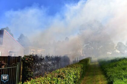 Brandweer rukt uit voor brandende haag aan Rochushof in Nederweert