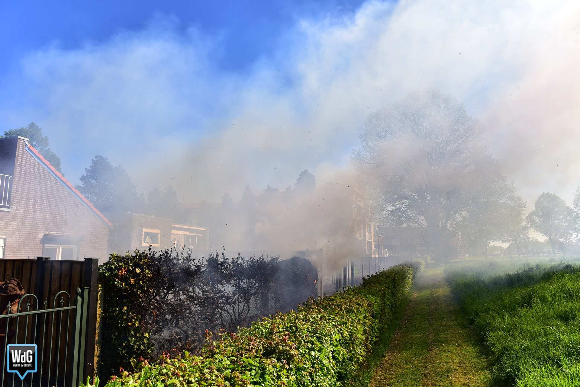Brandweer rukt uit voor brandende haag aan Rochushof in Nederweert