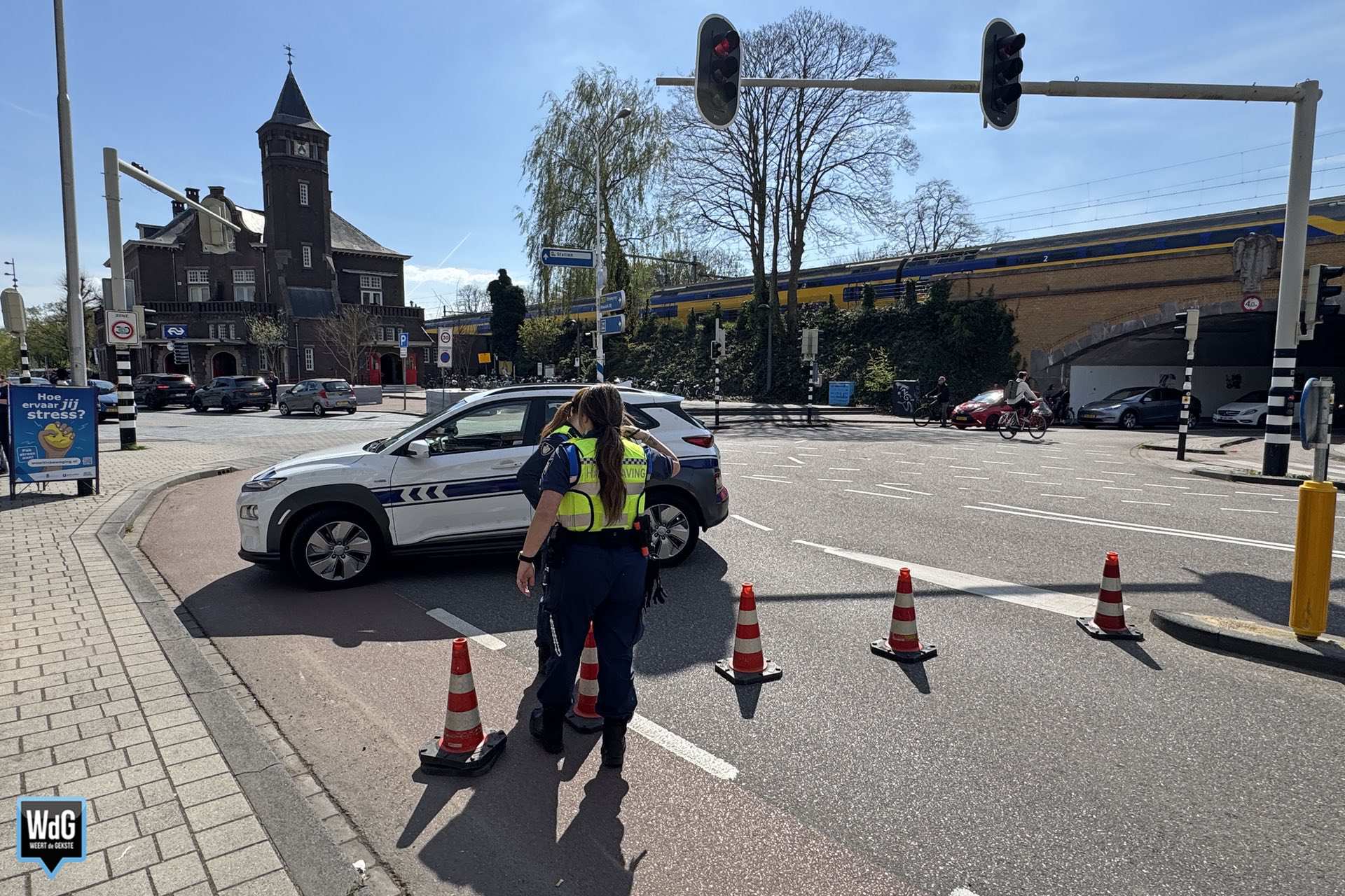 Parallelweg bij NS-station tijdelijk afgesloten vanwege hulpverlening