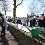 Leerlingen De Firtel leren buiten tijdens Nationale Buitenlesdag