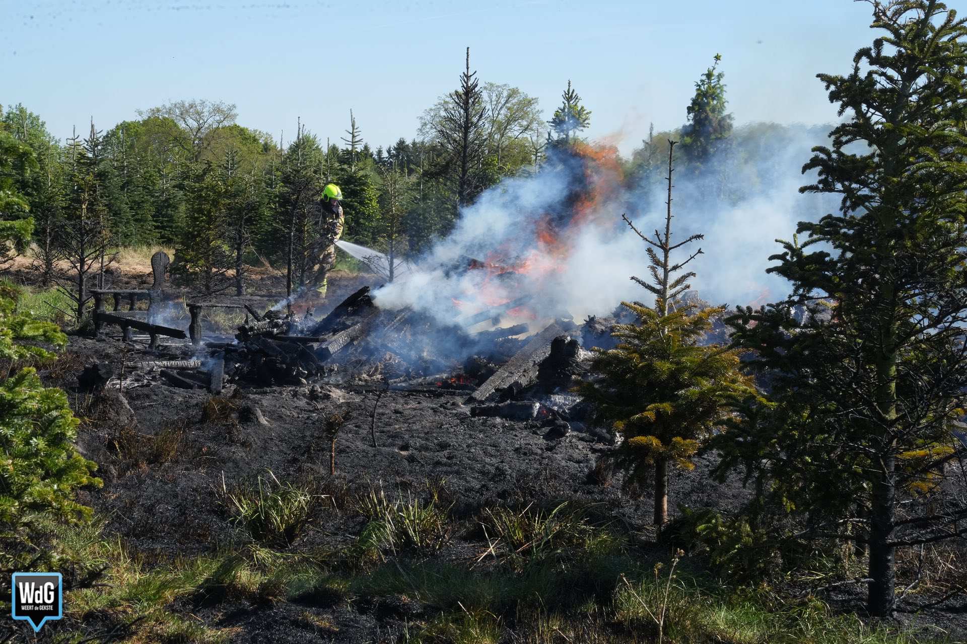 Brandweer blust brand tussen Tungelroy en Weert