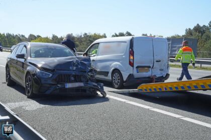 Auto en bestelauto botsen op snelweg A2 bij Budel