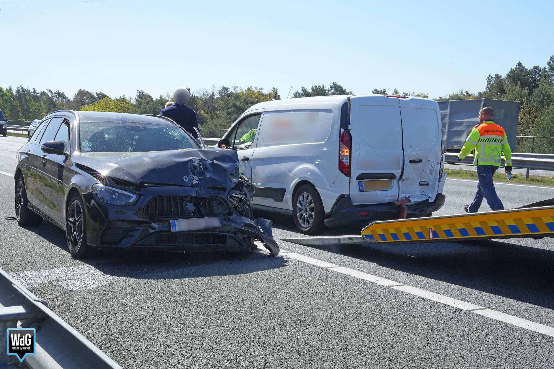 Auto en bestelauto botsen op snelweg A2 bij Budel