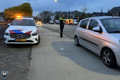 Auto botst met fietser op Amentstraat in Stramproy