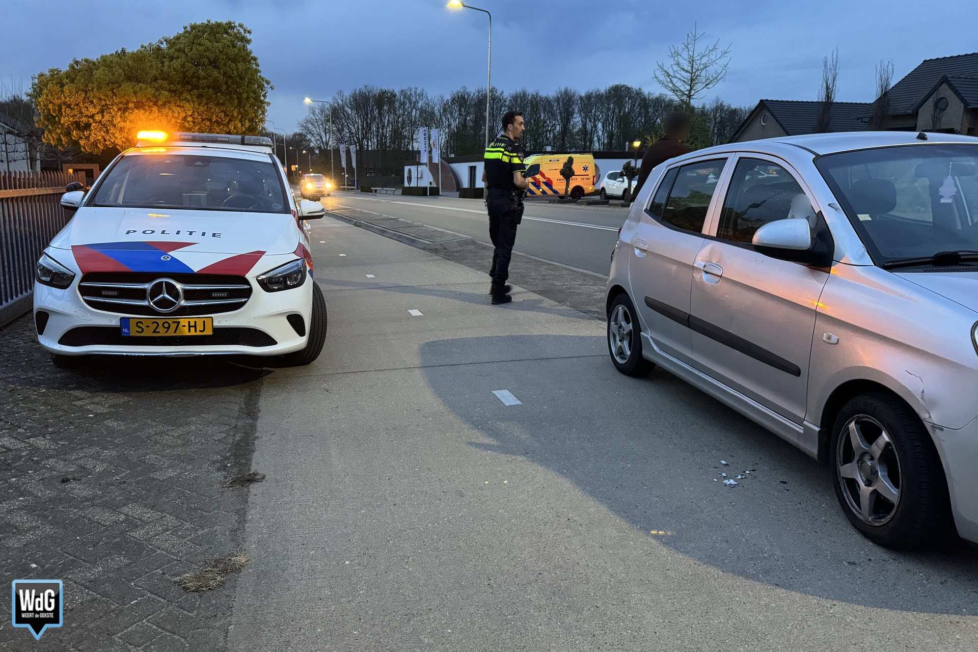 Auto botst met fietser op Amentstraat in Stramproy