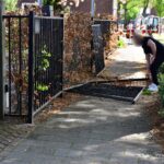 Auto schiet vooruit en botst met hekwerk en boom in Nederweert