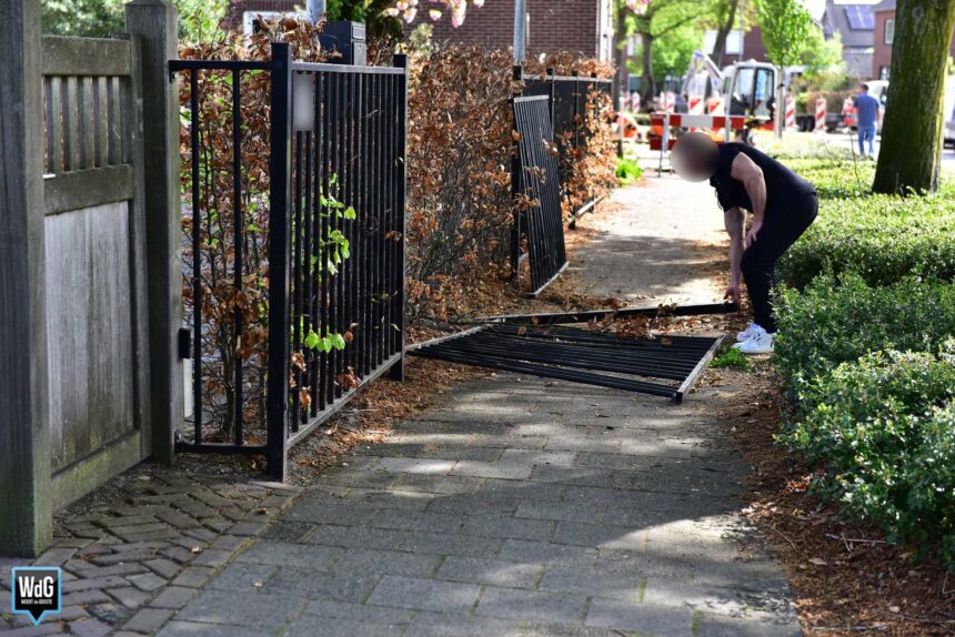 Auto schiet vooruit en botst met hekwerk en boom in Nederweert
