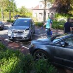 Twee auto's frontaal op elkaar op Julianastraat in Stramproy